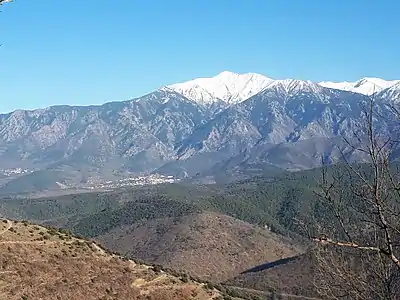 Vernet-les-Bains au pied du versant nord du massif du Canigou.