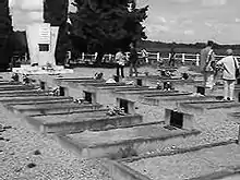 Photographie en noir et blanc du cimetière et du monument du camp du Vernet