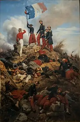Un drapeau français criblé de trous est dressé par cinq soldats sur un monticule de terre dont les pentes sont parsemées de cadavres.