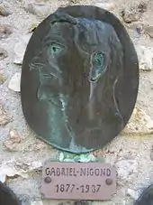 Médaillon à l'effigie de Gabriel Nigond par le sculpteur Ernest Nivet (contrefort nord de l'église de Verneuil-sur-Igneraie - 36)