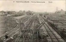 Vue d'ensemble de la gare de Verneuil-l'Étang avec à gauche la gare de tramway
