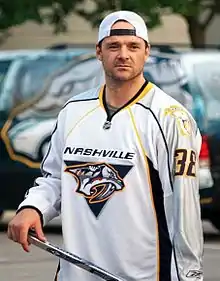 Photographie de Vernon Fiddler avec le maillot blanc des Predators casquette à l'envers.