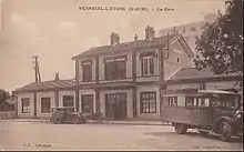 Apparition des bus en gare de Verneuil-l'Étang, au début des années 1920.