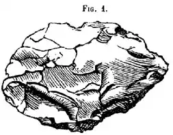 « Tête de flèche » (selon Chabas). L. 52 mm, l. 33 mm, ép. 10 mm.