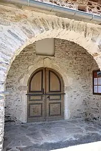 Vue détaillée de la porte d'entrée de l'église Saint-Thomas.