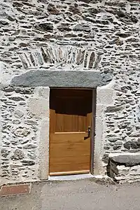 Vue détaillée d'une porte rustique dans le village.