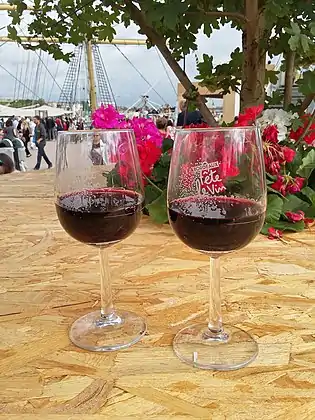 Verres de vin de Bordeaux pendant la fête du vin.