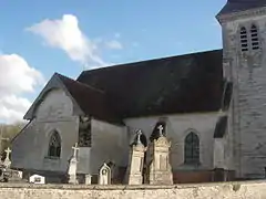 Église entourée de son cimetière.