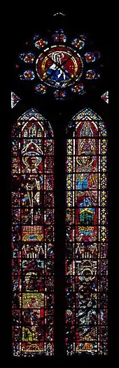 Verrière en deux lancettes de 45 panneaux vitrés. Chaque lancette, en verres de couleur en partie noircies, représente deux saints