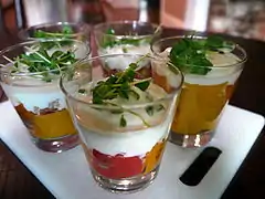 Verrine aux poivrons grillés avec du tahini infusé dans du yogourt.