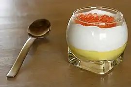 Verrine de caillé, de mangue, mousse coco et perles de pamplemousse.