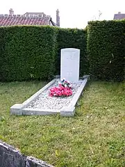 Tombe de soldat allié, dans le cimetière.