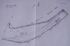 Vers 1907, plan d'implantation des rails et bâtiments de la gare de Molay.