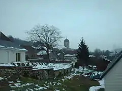 Romain, l'église dans son environnement moderne.