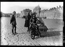 Gendarmes en side-car au château de Versailles en 1920.