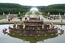Photo représentant le château de Versailles vu des jardins sud-ouest.
