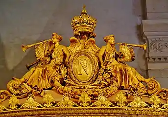 « N » napoléonien, surmonté d’une couronne.