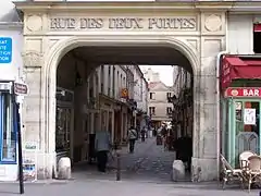 Le passage des Deux-Portes, reliant la place du marché à la rue Carnot, dans le quartier Notre-Dame.