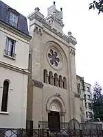 Synagogue de Versailles, rue Albert-Joly, dont le fronton est surmonté des rouleaux de la Torah.