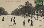 L'avenue de Paris au début du XXe siècle. Il n'y a pas encore d'automobiles en vue. Les piétons et les cyclistes ont toute l'avenue à leur disposition (carte postale ELD).