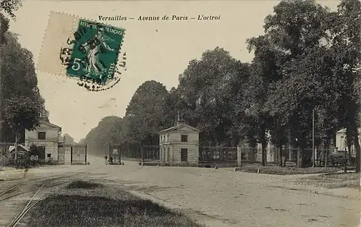 Les pavillons et les grilles de l'octroi de l'avenue de Paris au début du XXe siècle.À gauche on distingue les rails de la ligne de tramway