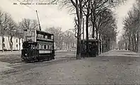 Le tramway de la ligne Sèvres Versailles desservant l'avenue de Paris au début du XXe siècle (après son électrification en 1913), aujourd'hui remplacé par le bus de la RATP de la ligne 171.