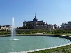 Le grand bassin, et cathédrale Saint-Louis.