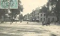 Carrefour de l'avenue de Paris avec la rue des Chantiers (actuelle rue des Etats-Généraux) au début du XXe siècle.