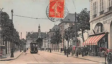 L'Hôtel de ville vers 1910, vu depuis la rue Saint-Pierre (actuelle rue G. Clémenceau).