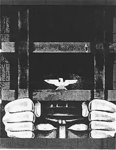 En gros plan apparaît le visage d'un homme portant un képi avec un emblème en forme d'aigle. Son visage est derrière les barreaux d'une cellule de prison et ses mains agrippent les barreaux.