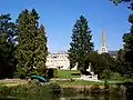 Jardin anglais avec l'ancien vivier ; vue sur le château et l'église Saint-Martin.