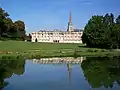 Reflets du château et l'église dans le grand canal du parc attribué à Le Nôtre.