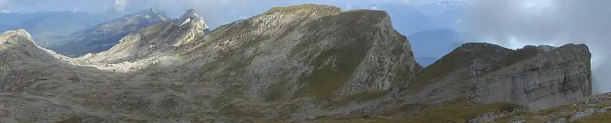 Photographie de crêtes et d'un vallon aride.