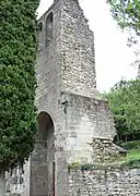 Les ruines du clocher de l'église Saint-Caprais de Lapeyre.