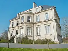 Façade sud de la mairie, avec l'ascenseur d'accès pour les handicapés.