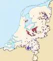 Répartition des tumulus aux Pays-Bas. En rouge les tumuli "ordinaires", en bleu les tumuli avec des champs d'urnes.