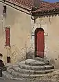 Vieille porte et escalier de la Régie.