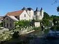 Le château et l'ancien moulin sur la Charente.