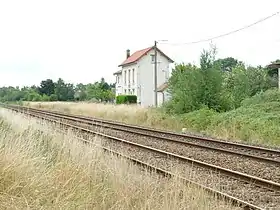 Vue de l'ancien bâtiment voyageurs en juillet 2015, reconverti en habitation.