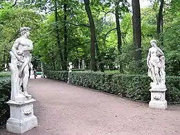 Vertumne et Pomone (1717) par Francesco Penso, dans une allée du jardin d'été, à Saint Petersbourg.