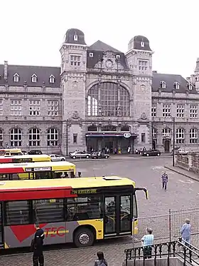 Place et arrêt bus.