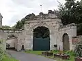 Porche-entrée du fort à côté de l'église.