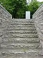 L'escalier montant au cimetière allemand.