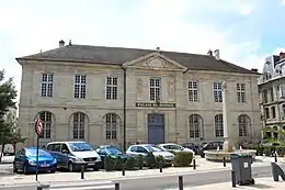 Palais de justice de VesoulFaçades et toitures ; l'escalier intérieur avec sa rampe en fer forgé et la salle d'audience avec son décor.