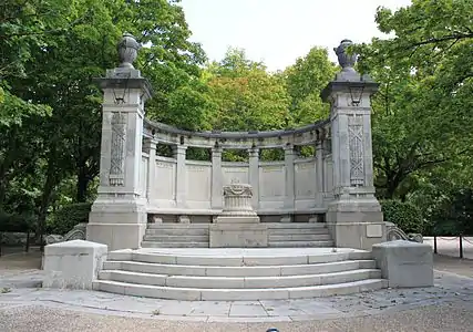 Monument aux morts situé sur la place des Allées, à Vesoul (Haute-Saône).
