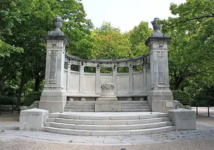 Monument aux morts« Monument aux morts de la Place des Allées », sur http://www.petit-patrimoine.com/ (consulté le 7 janvier 2013).