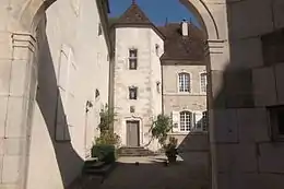 Hôtel de MagnoncourtFaçades et toitures du bâtiment principal, y compris la galerie et le pigeonnier au Nord ; portail sur la rue de Mailly ; tour d'escalier ; deux cheminées à hotte au rez-de-chaussée ; cheminée à hotte du XVIe siècle et cheminée du XVIIIe siècle à l'étage ; lambris de hauteur de la pièce à l'étage jouxtant la tour d'escalier à l'Est ; parquet de la pièce voisine de la précédente à l'angle Sud-Est de l'aile du XVIIIe siècle.