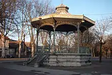 Kiosque de la place des Allées« Kiosque de la place des Allées », sur http://www.petit-patrimoine.com/ (consulté le 2 décembre 2014).