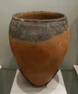 Vase conique à large ouverture.Terre cuite rouge et col noirci.Martin von Wagner Museum