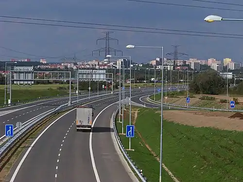 Le périphérique de Prague (Dálnice D0) traverse le territoire de la commune.